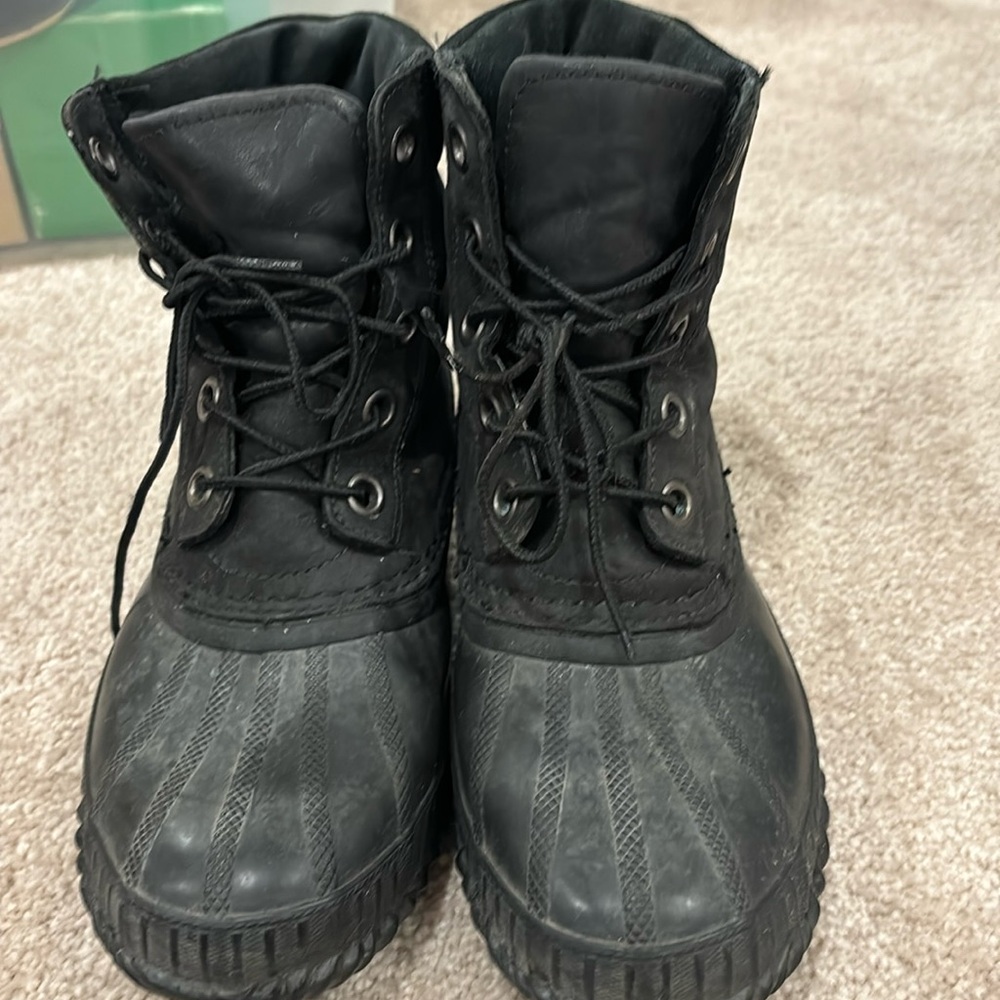 Sorel black leather & rubber waterproof boot size USA 7 very good condition.
